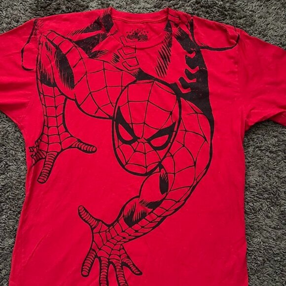 Universal Studios Marvel Spiderman Red Short Sleeve T-Shirt Size Large - Picture 1 of 8